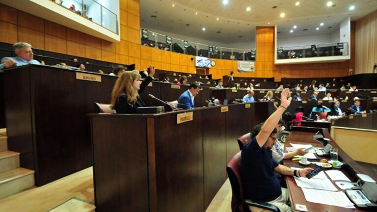 La Legislatura de Neuquén rechazó los recortes en la cobertura de medicamentos para los jubilados