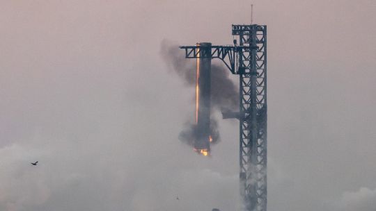 Colosal hazaña de Elon Musk: SpaceX logró «recuperar» uno de los gigantescos impulsores del Starship