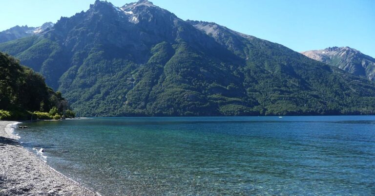 Dramático operativo en Bariloche: buscan a un nene de tres años que cayó a un lago cuando jugaba con su perra