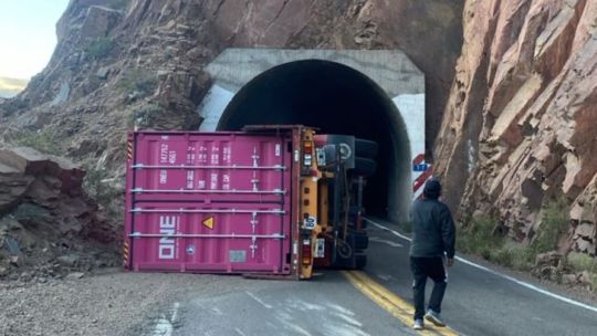 Tragedia en la Ruta 7 de Mendoza: un camión volcó, aplastó un auto y dejó un muerto y cinco heridos