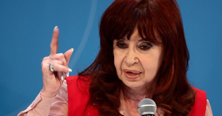 «Mafia y delirio, peligroso binomio»: Cristina Kirchner le pegó a la Corte Suprema y a Milei en un mensaje navideño