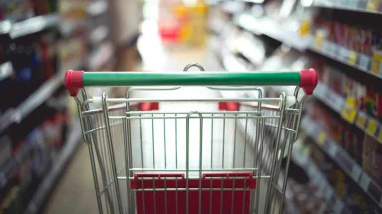 Compras con ahorro: este supermercado ofrece increíbles descuentos abonando con ciertas tarjetas para hacer las compras de las fiestas los días lunes