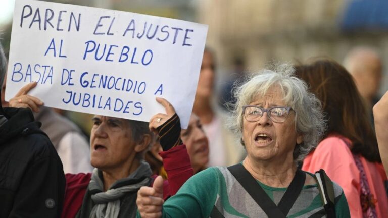 Jubilados volvieron a marchar para reclamar aumentos y el regreso de medicamentos gratis