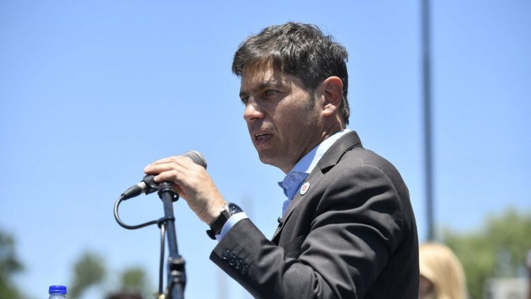 Axel Kicillof aseguró apoyo y «recursos» para los vecinos afectados por los incendios en Tandil