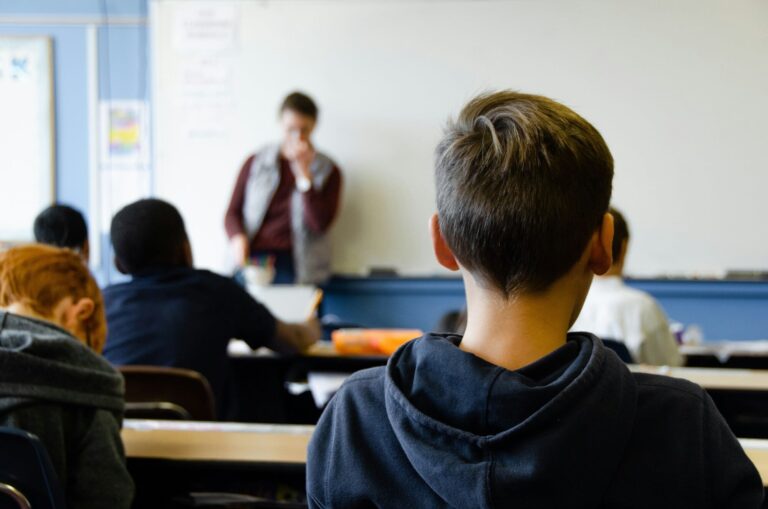 Cuándo se cobra la Ayuda Escolar Anual 2025 y cuál es el monto de febrero