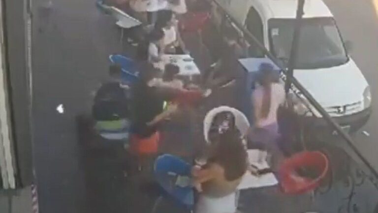 José C. Paz: tomaban un helado en la vereda y los atropelló un motociclista