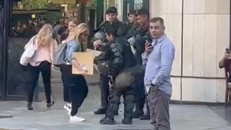 Lilia Lemoine repartió comida a los gendarmes durante el megaoperativo en el Congreso