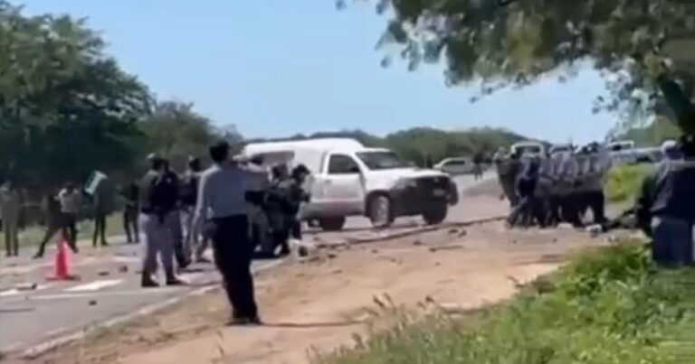 Formosa: en medio de una manifestación, se subió a una ambulancia y atropelló a más de 10 policías