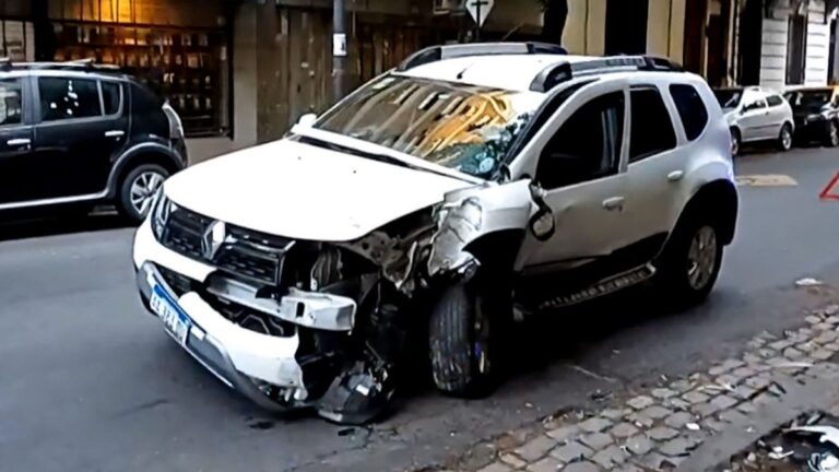 Fuerte choque en Almagro: una camioneta chocó contra un árbol y dos autos estacionados