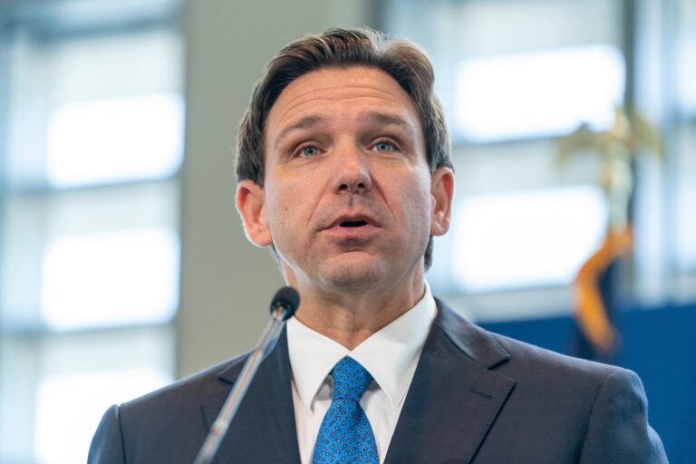 Revés para DeSantis: legisladores republicanos exigen mensajes de texto y correos de su administración por esta razón
