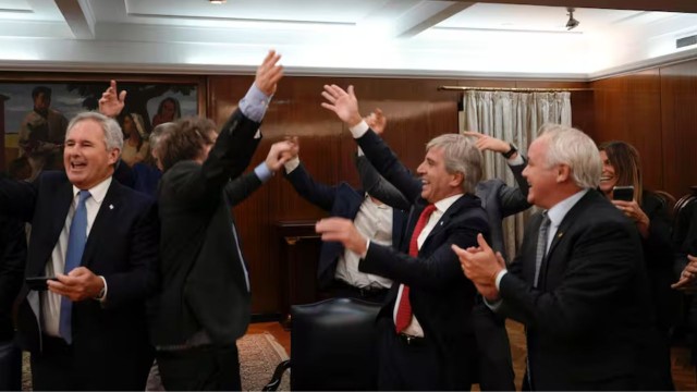 «Mandril decime qué se siente», Milei celebró el fin del cepo con una canción de cancha