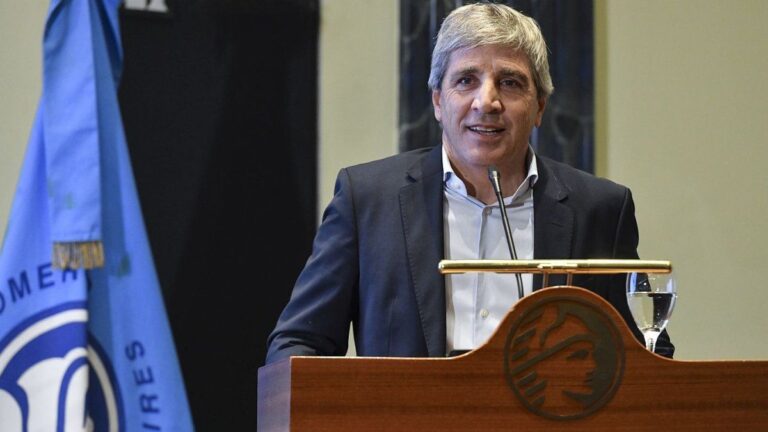 Luis Caputo celebró el rechazo de los supermercados a la suba de precios tras la devaluación