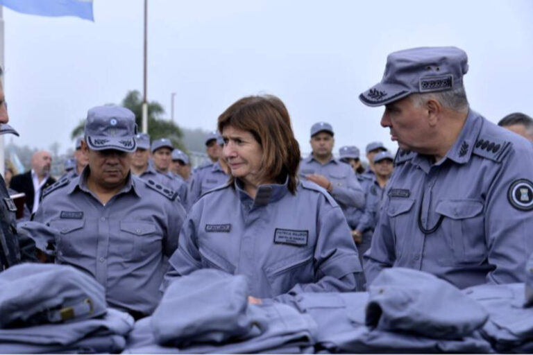 Los nuevos uniformes del Servicio Penitenciario son confeccionados por los presos
