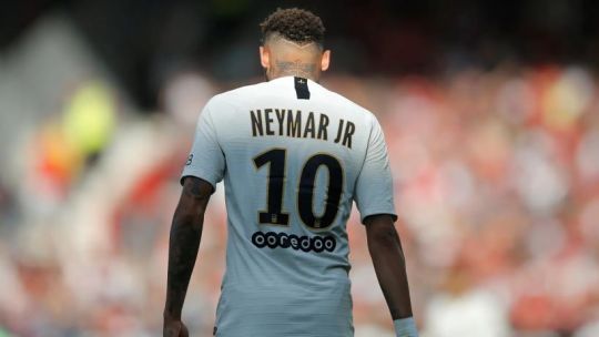 Ídolos caídos por dinero: Los fichajes más impactantes del fútbol europeo