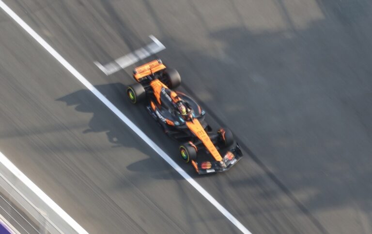 Paliza de los McLaren en las prácticas libres 3