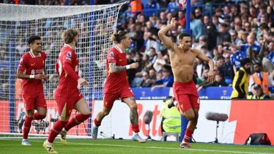 El Liverpool sentenció el descenso de Leicester y quedó a un paso de conseguir el campeonato