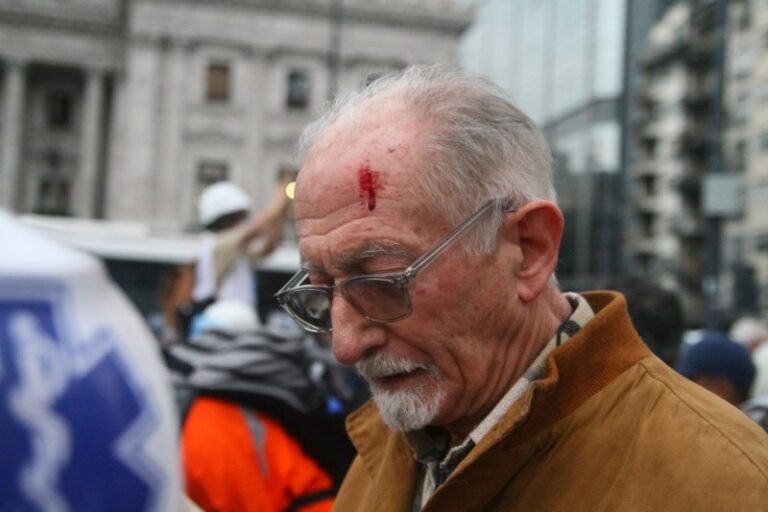 Bullrich mandó a reprimir otra vez a los jubilados y la Policía dejó 5 heridos