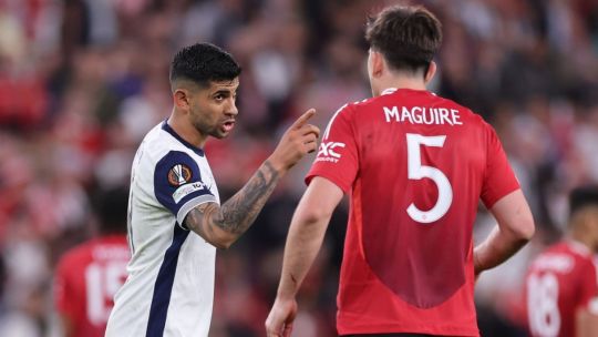 Cruces, empujones e insultos: el tenso duelo entre Cuti Romero y Harry Maguire