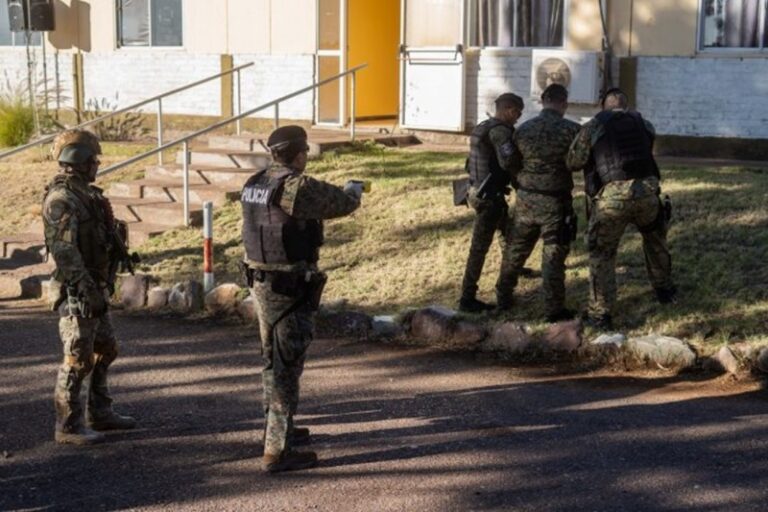 Media sanción para el uso de pistolas Taser y un simulacro para comprobar su uso