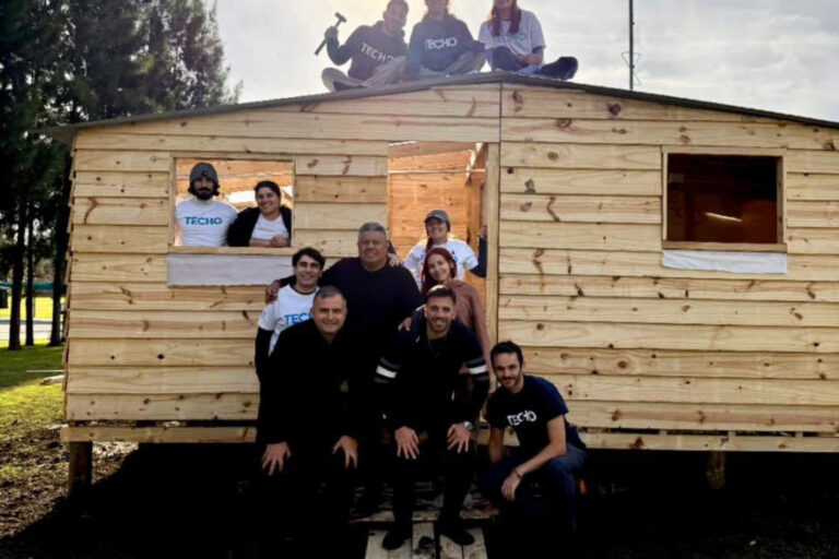 Chiqui Tapia presentó las ‘casas’ entregadas por la AFA en Bahía Blanca