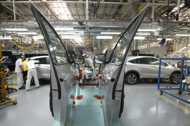 Caputo quiere que los autos se vendan en dólares