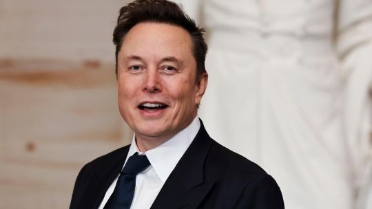 Elon Musk vende US$ 5.000 millones en deuda para su startup xAI y vuelve a los negocios