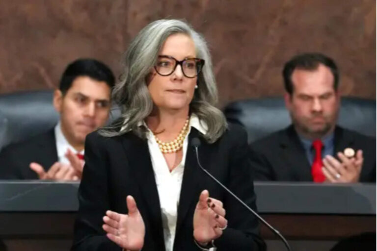 La gobernadora demócrata de Arizona vetó una ley para evitar el avance del PCC en EEUU