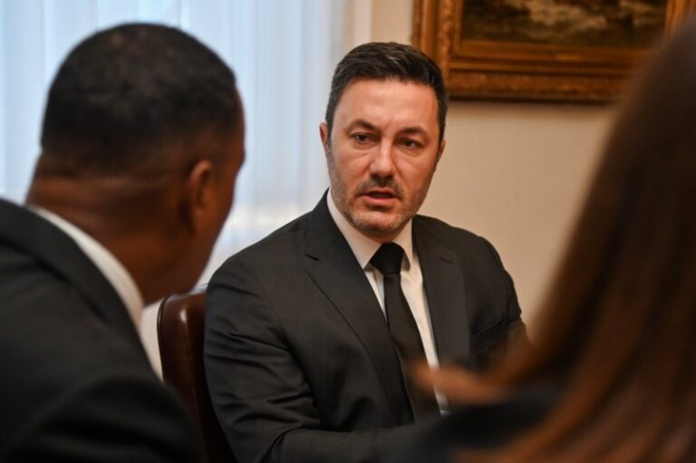 Renuncias y planes que no avanzan traban la gestión de Petri: «Está a la deriva»