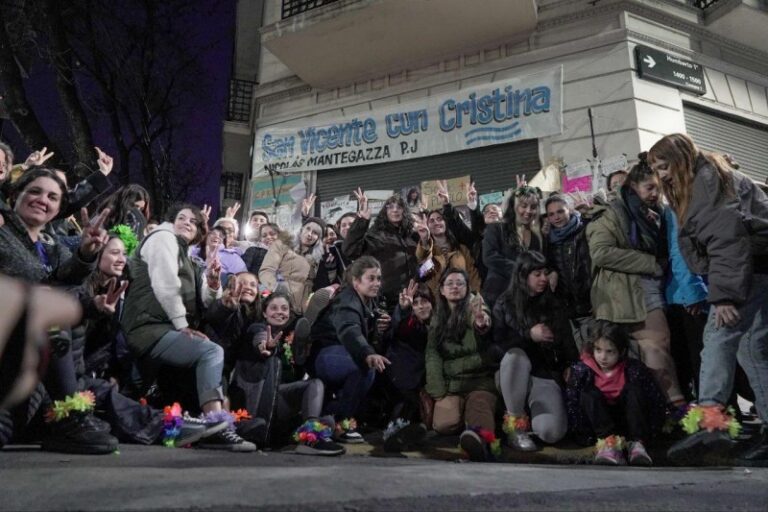 Un grupo de mujeres concentra frente a la casa de Cristina con tobilleras de flores