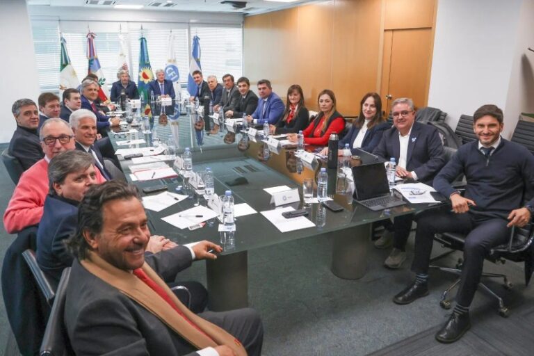 Gobernadores exigen por ley que el gobierno de Milei devuelva fondos de coparticipación