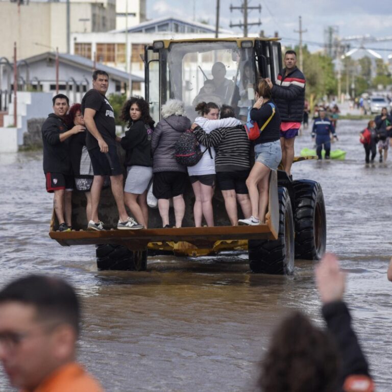 Javier Milei vetó la ley de emergencia que crea fondos para ayudar a Bahía Blanca