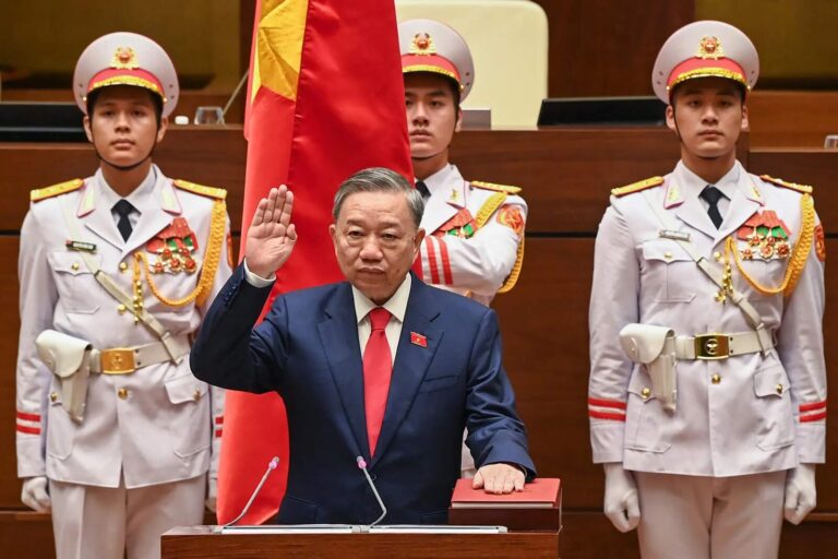 El Partido Comunista de Vietnam echará a casi 80 mil empleados públicos