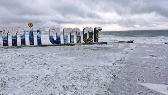 Nieve en Miramar: las imágenes de sus playas teñidas de blanco por la ola polar