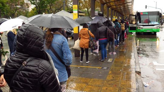 La Policía tiró la mercadería de un vendedor ambulante en Once por no tener habilitación