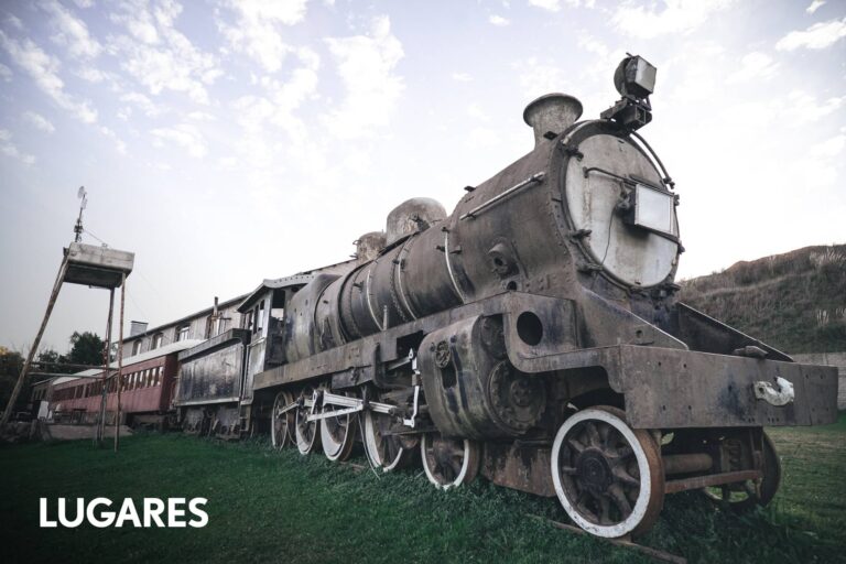 El restaurante que funciona en la última locomotora inglesa que funcionó en la zona