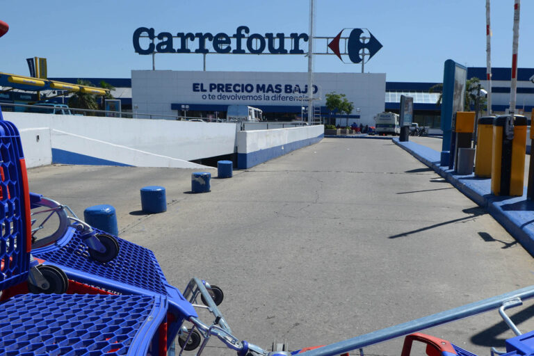 La francesa Carrefour busca socio o comprador
