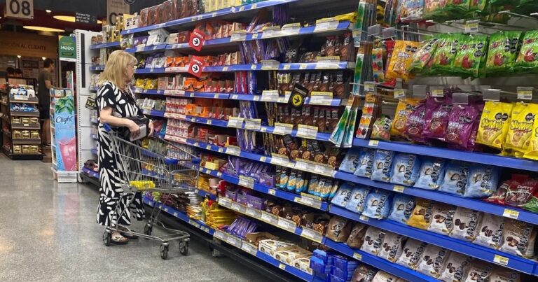 Luego de tres meses de alza el consumo cayó en junio, con  retroceso de supermercados y  avance de comercios de barrio