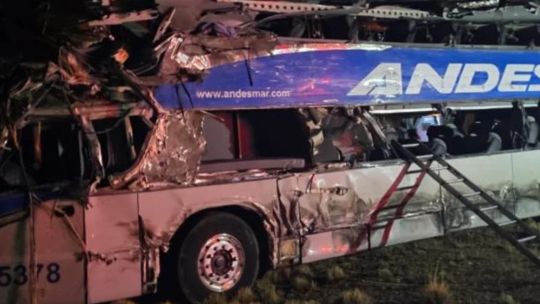 Accidente fatal en Santa Cruz: 4 muertos y 20 heridos en un choque entre un micro y un camión