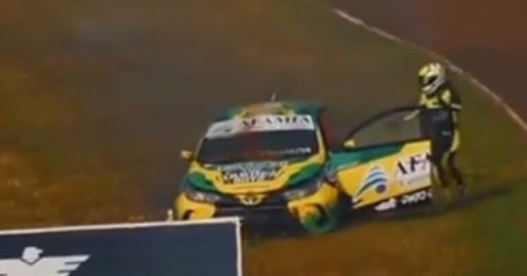 Video: impactante incendio de un auto en el TN y los desesperados intentos del piloto por frenarlo