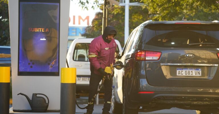 Aumentó la nafta tras el salto del dólar y se espera que impacte en el dato de inflación de agosto