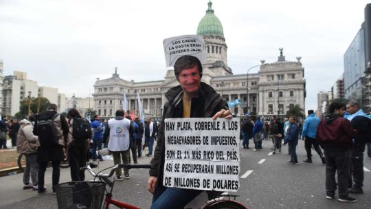 Represión en la protesta de jubilados, Abuelas de Plaza de Mayo y trabajadores del Garrahan frente al Congreso