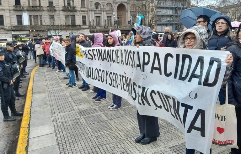 La lluvia y la Policía no detienen el reclamo de Discapacidad y Jubilados: el Gobierno teme que caigan los vetos