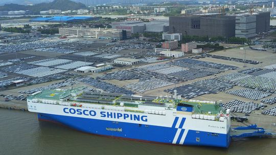 El futuro envidia a China: llegó a Grecia el «Yuan Hai Kou, un gigante a energía solar con 4 mil autos a bordo…