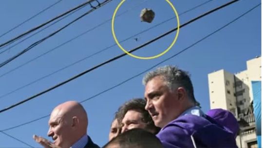 Las reacciones del Gordo Dan y Manuel Adorni tras el piedrazo que casi impacta en la cabeza de Milei