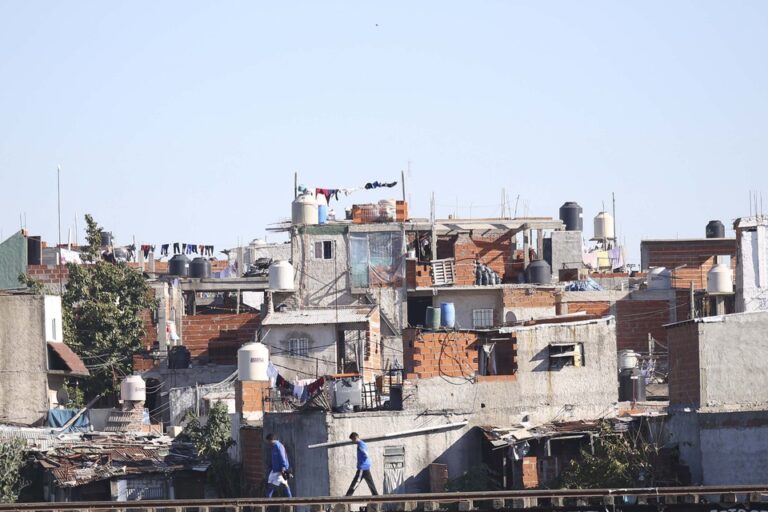 Barrios populares: el 40 por ciento de sus habitantes asiste a comedores comunitarios