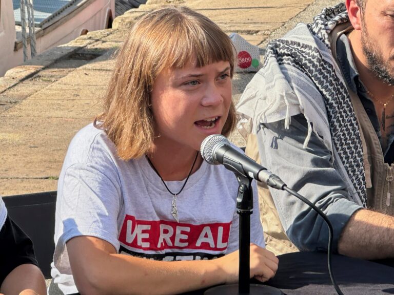 Greta Thunberg parte desde Barcelona en barco para llevar ayuda a Gaza