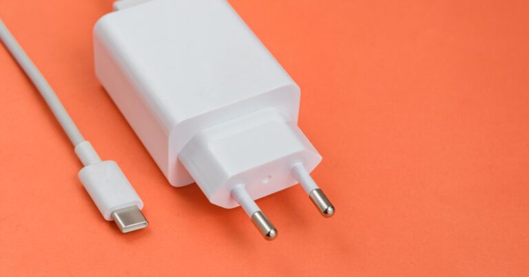 Dejás tus cargadores enchufados? Cuidado con el consumo