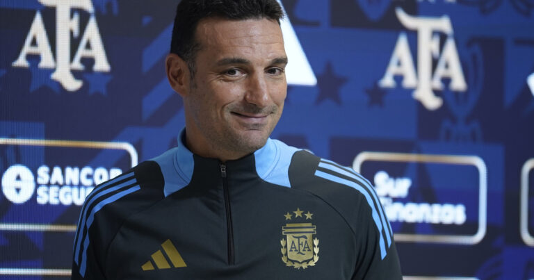 Scaloni: del «no estoy contento con el gol» de Di María a Newell’s al presente de Dibu Martínez tras la caída de su pase al Manchester United