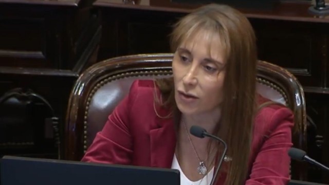 Una senadora kirchnerista cantó «alta coimera» contra Karina Milei en plena sesión