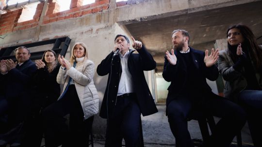 Axel Kicillof cerró la campaña de Fuerza Patria en La Plata y cargó contra Milei: «Quiere gobernar un país odiando al pueblo»